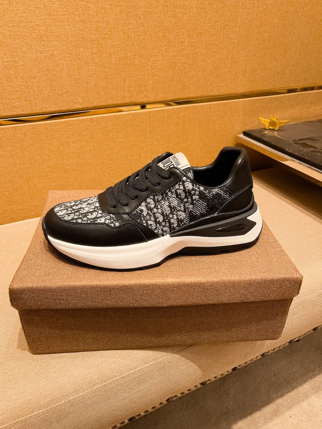 Men's shoes💰 460💰【Dior】🔥Men's high-end brand of shoes official website 1:1 latest masterpiece: the upper is made of Italian imported first-layer cowhide with a comfortable and breathable lining➕original non-slip and wear-resistant outsole🔥, making walking more convenient and comfortable! An exclusive new model, a stunning work, a beautiful 1:1 replica [color] compared to the official quality! Create a fashionable personality to set off your uniqueness! A must-have for trendy men! Classic🔥Size: 38-44 Color: 🔥 2⃣️ colors available🔥